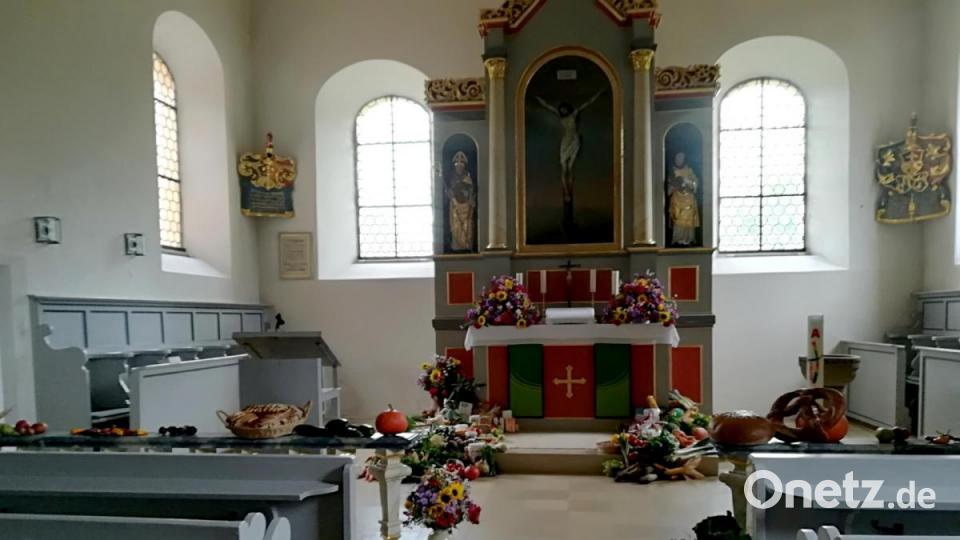 Kinder beteiligten sich mit Böllerwagen, um die Lebensmittel-Spenden für die St. Ulrichskirche von den Einwohnern der Kirchengemeinde abzuholen. Andrea Melchner übernahm die Anordnung im Altarraum. Zu den Früchten aus Acker und Gärten gesellten sich Backwaren wie Brot und Brezen sowie Mehl, Zucker, Kaffee. Das Farbenspektrum der Früchte erweiterte ein bunter Reigen Blumen. Die Spenden werden dem Ernst-Naegelsbach-Haus in Sulzbach-Rosenberg zur Verfügung gestellt. Bild: ds