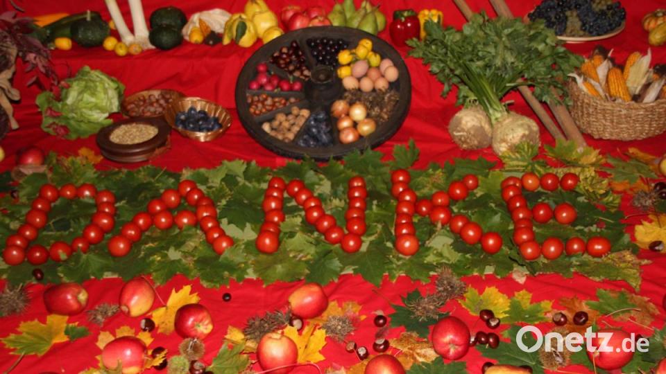 Ein richtiger Hingucker ist der aufwendig geschmückte Erntedankaltar in der Martinskirche, der die Stufen zum Hochaltar füllt. Liebevolle sowie pfiffige Details, wie beispielsweise der Dank für die Ernte aus Tomaten gelegt, erfreuen die Betrachter. Bild: ads