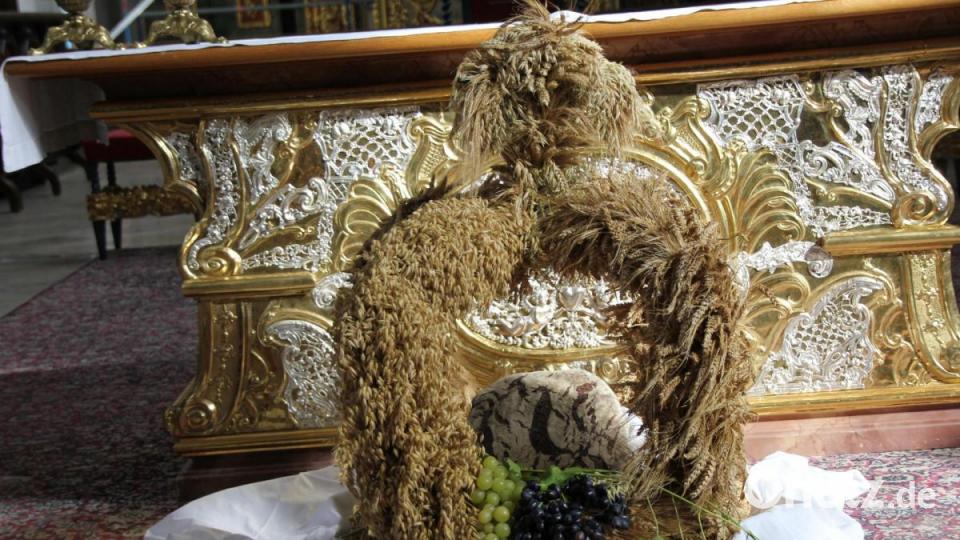 Eine mächtige Erntekrone hat zum Erntedankfest ihren Platz direkt vor dem Altar in der Georgskirche gefunden. Bild: ads
