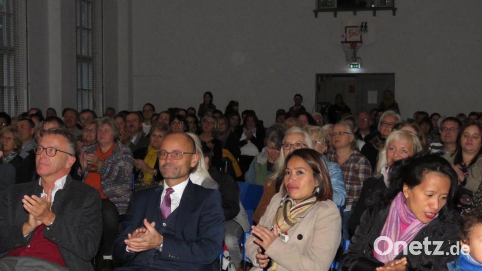 Die St.-Peter-Turnhalle war bestens ausgelastet mit Gästen, was Veranstalterin Hannah Mehler erfreut feststellte. Bild: ubb
