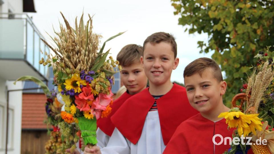 Erntedank ist in der Pfarrei Wutschdorf ein Fest: Die Ministranten tragen die bunten Erntebuschen beim Gottesdienst. Der Musikverein Freudenberg begleitet den Kirchenzug. Bild: gri