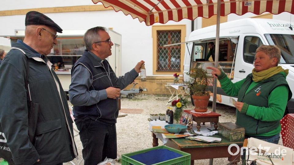 Auch Pater Slawomir Niemczenski SDB (Zweiter von links) kaufte beim Hutzlhof-Stand ein. Bild: sön