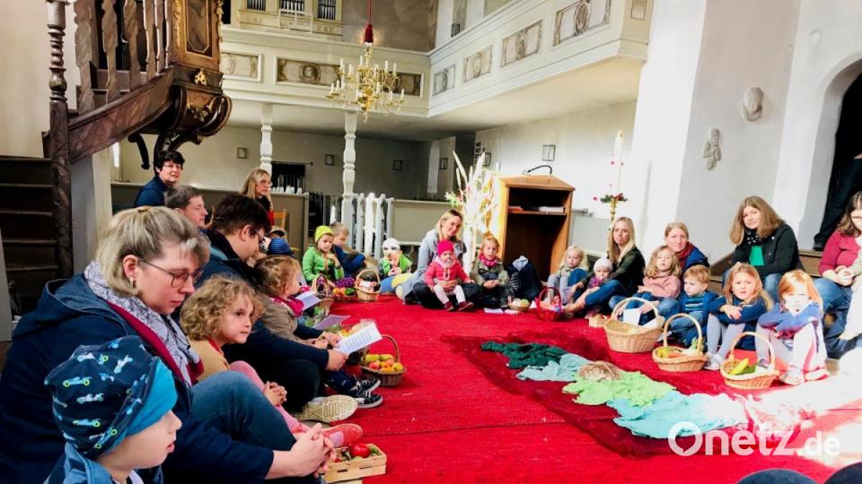 Erntedank-Minigottesdienst der Evangelischen Kirchengemeinde in Neukirchen. Insgesamt waren 60 Kinder und Erwachsene bei dem Gottesdienst dabei. Die mitgebrachten Erntegaben gingen an das Ernst-Naegelsbach-Haus. Bild: exb