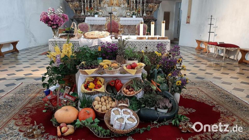 Mit einem reich gedeckten Gabentisch erinnerte man auch in Hohenburg an die Früchte aus Wald, Feld und Garten in der Pfarrkirche St. Jakobus Bild: bö