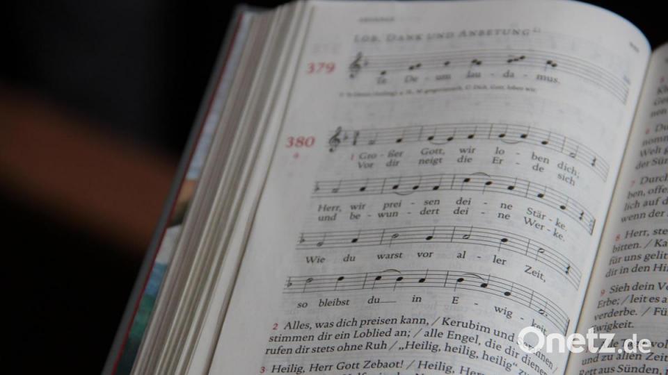 Erntedank ist in der Pfarrei Wutschdorf ein Fest: Die Ministranten tragen die bunten Erntebuschen beim Gottesdienst. Der Musikverein Freudenberg begleitet den Kirchenzug. Bild: gri