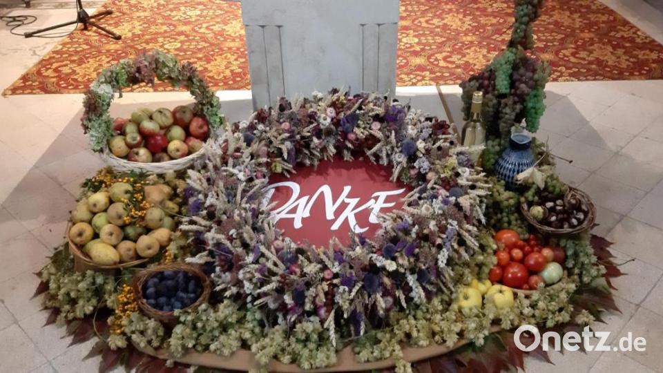 Dieser Erntedankaltar steht in der Pfarrei St. Nikolaus in Pittersberg und wurde von Frau Elisabeth Vogl und Frau Hildegard Schlegl aufgebaut. Frau Vogl hat vieles z.b den Blumenkranz, das Getreide usw Zuhause in vielen Stunden vorgearbeitet. Viele Spenden wie Obst, Gemüse und Sonnenblumen kamen von den Pfarreiangehörigen. Bild: gm