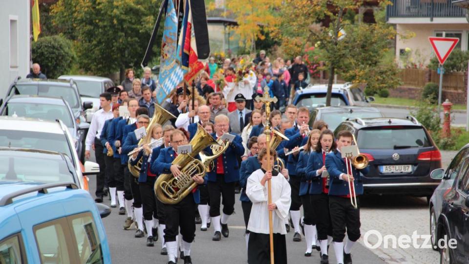 Erntedank ist in der Pfarrei Wutschdorf ein Fest: Die Ministranten tragen die bunten Erntebuschen beim Gottesdienst. Der Musikverein Freudenberg begleitet den Kirchenzug. Bild: gri