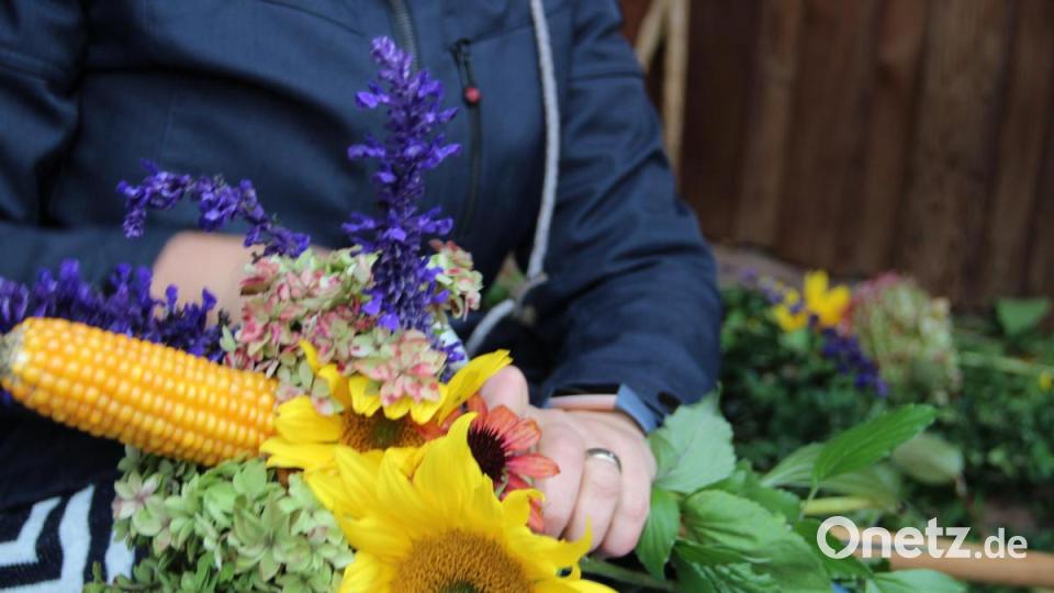 In manchen Gemeinden der Region ist es Brauch, Erntedankbuschen zu binden. Meistens ist das Aufgabe der Ministranten-Mamas. Die Kinder tragen die Buschen dann beim Kirchenzug in im Gottesdienst mit. Bild: gri