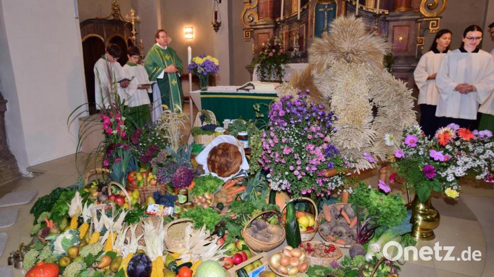Für Konrad Willi, dem neuen Pfarrer in Illschwang, war es die erste große Aktivität. Am Erntedanksonntag feierte er in der Pfarrkirche St. Vitus mit den Gläubigen das Erntedankfest. Er zog mit den Fahnenabordnungen in das Gotteshaus ein. Voll des Lobes war er über den prächtigen Erntedankaltar. Er segnete alle dort aufgebauten Gaben. Markus und Bruni Lommer sorgten musikalisch für einen würdigen äußeren Rahmen. Bild: no