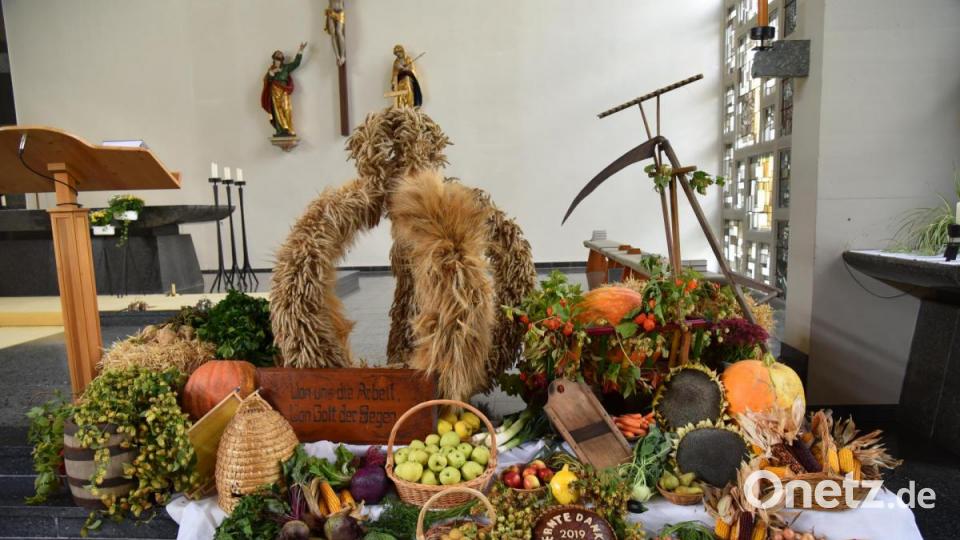 Erntedankaltar der Pfarrei St. Michael Poppenricht: Die Kindergärten der Pfarrei, sowie Schulklassen der GS Poppenricht nutzen die Gelegenheit, den Altar zu besuchen und das Erntedankfest zu thematisieren. Bild: exb