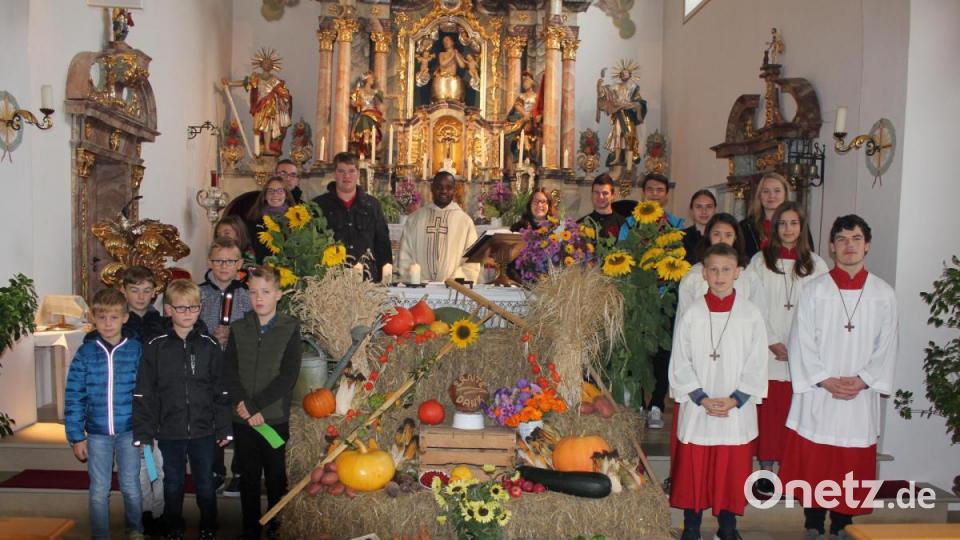 Das Erntedankfest, das am 1. Sonntag im Oktober begangen wird, ist das Schöpfungsfest im Kirchenjahr, bei dem die Gläubigen Gott für die Gaben der Ernte danken. Die Pfarrgemeinde „Sankt Vitus“ Utzenhofen feierte, mit einem von der KLJB hervorragenden geschmückten und zusammengetragen Früchten und Gegenständen, sein Erntedankfest. Die Kommunionkinder sprachen Gedichte auf und legten verschiedene Brote am Altar ab. Die Mitglieder der KLJB beteten die Fürbitten vor und trugen feierlich zur Gestaltung des Gottesdienstes bei. Dank für die Frucht der Erde und der menschlichen Arbeit auf dem von Erntedank-Gaben umgebenen Altar gefeiert wird. 
Die KLJB verkaufte auch in diesem Jahr „Minibrote“ an, um bei solchen Gelegenheiten, bei denen man auch anderweitig den Blick auf Solidarität den Menschen der sog. „Dritten Welt“ lenkt..
Bild
Pfarrer Peter Lungu (Bild Mitte) feierte in der Sankt Vitus Kirche in Utzenhofen das Erntedankfest. Es wirkten mit: Die Mitglieder der KLJB und die Kommunionkinder. Bild: aun