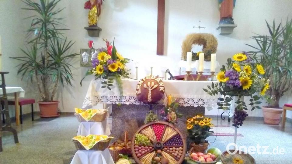Seit nunmehr 16 Jahren schmückt Erna Schwirzer liebevoll den Altar in der Filialkirche St. Marien Seugast zum Erntedankfest mit Gaben aus Feld, Wald und Garten. Bild: ö