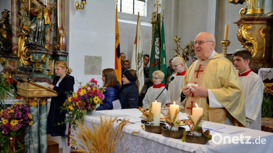 Schulkinder gestalten den Festgottesdienst in der Pfarrkirche St. Michael mit, den Ruhestandspfarrer Konrad Kummer zelebrierte Bild: fdl