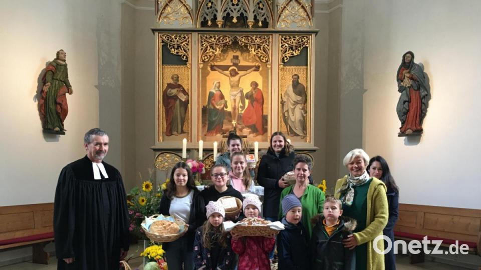 Zu den festlichen Klängen des Posaunenchors Fürnried unter der Leitung von Erwin Magerer zog die Gruppe des KiGo Plus Fürnried in die Kirche ein. Die St. Willibald Kirche Fürnried war festlich geschmückt, mit Herbstblumen, der Erntekrone und den Früchten der Gärten und Felder. In einem kleinen Beitrag zogen die Kinder Vergleiche von den vielen Brotsorten die wir tagtäglich konsumieren zu den Menschen, die ja genauso vielfältig sind. Sie brachten Zwieback, das Brot der Kranken und baten um Heilung, das Fladenbrot stand für viele Menschen die in Armut leben, die Oblaten erinnerten an Jesus und an sein Vorbild, der unumstrittene Höhepunkt war das verzierte ERntedankfestbrot, es machte den Gottesdienstbesuchern deutlich wie gut es uns im Grunde geht. Die Dankbarkeit griffen alle im Lied „Danket Gott, Danket Gott, Danket Gott für unser Brot“ auf. Pfarrer Andreas Uztet erzählte in seiner Predigt, vom kleinem Martin, der im Bäckerladen der Verkäuferin für das Brot danken wollte, sie verwies wie viele nach ihr, auf einen anderen dem er danken sollte. Mit einem dutzend Menschen machte er Bekanntschaft: Lieferanten, Bäcker, Müller, Landwirt… bis ihm Bewusst wurde, das Gott hinter allem steht, so dankte Martin Gott. Auch wir dürfen Gott danken und Kraft aus dem Glauben schöpfen, so der Geistliche. Bild: Kerstin Bodendörfer