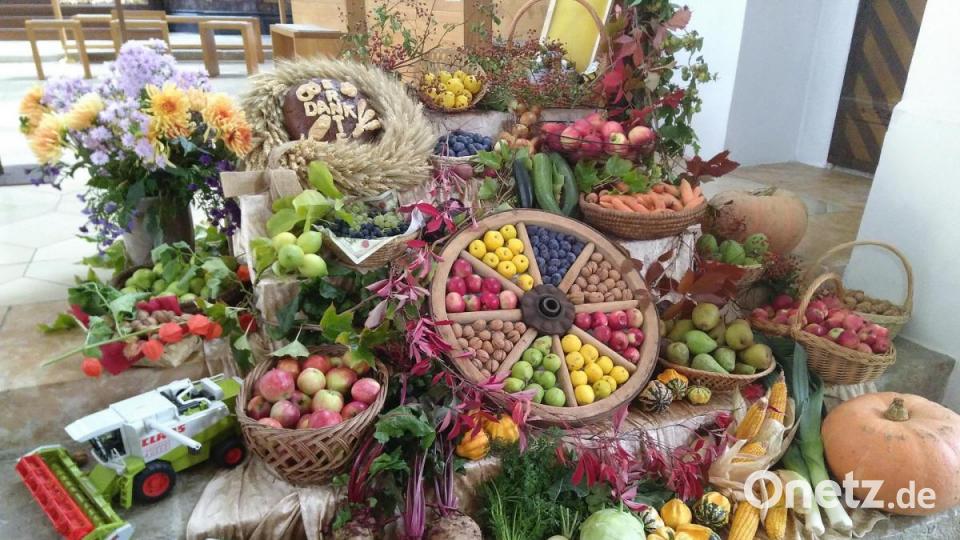 Wieder hat der Hahnbacher Obst- und Gartenbauverein unter Josef Moosburger den viel gelobten Erntealtar in der St. Jakobus-Pfarrkirche erstellt. Bild: mma