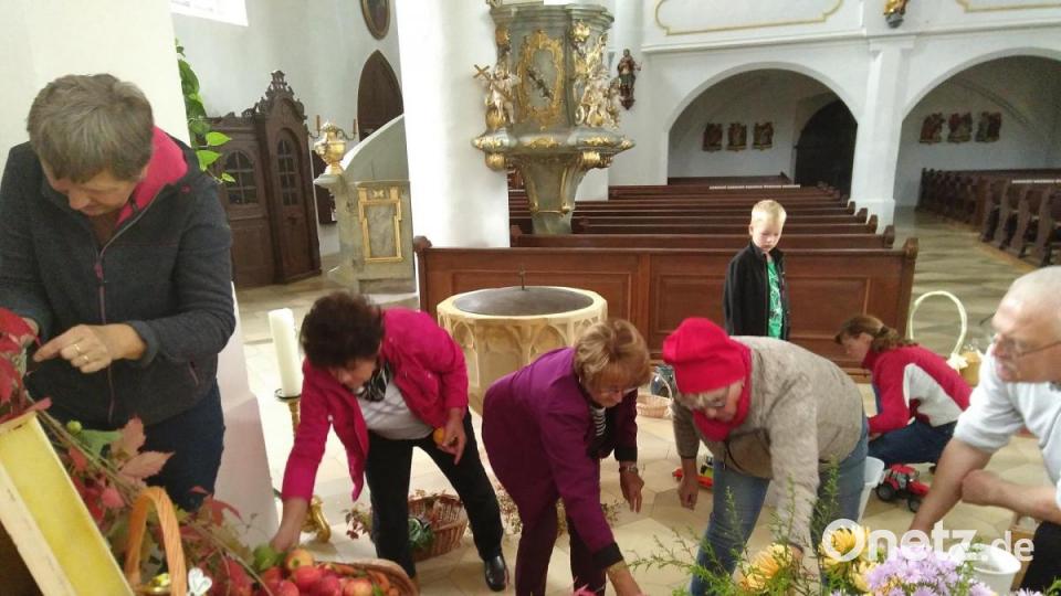 Wieder hat der Hahnbacher Obst- und Gartenbauverein unter Josef Moosburger den viel gelobten Erntealtar in der St. Jakobus-Pfarrkirche erstellt. Bild: mma