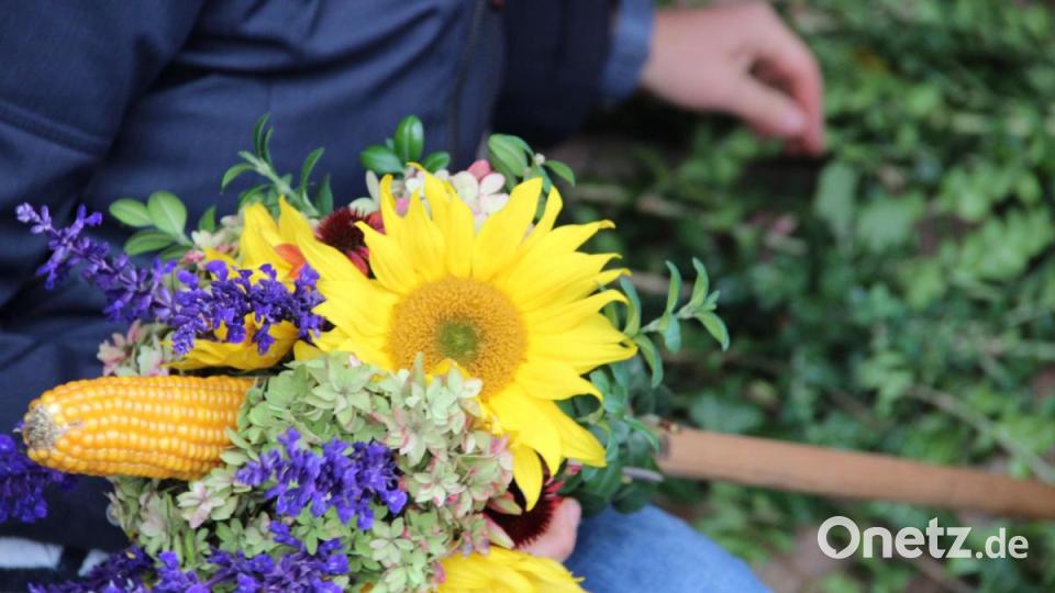 In manchen Gemeinden der Region ist es Brauch, Erntedankbuschen zu binden. Meistens ist das Aufgabe der Ministranten-Mamas. Die Kinder tragen die Buschen dann beim Kirchenzug in im Gottesdienst mit. Bild: gri