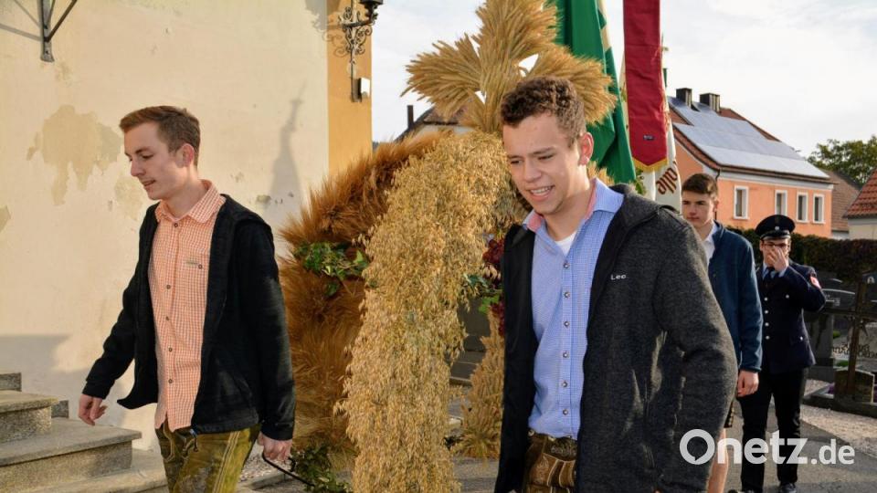 Mitglieder der KLJB tragen die geschmückte Erntekrone durch das Dorf. Bild: fdl
