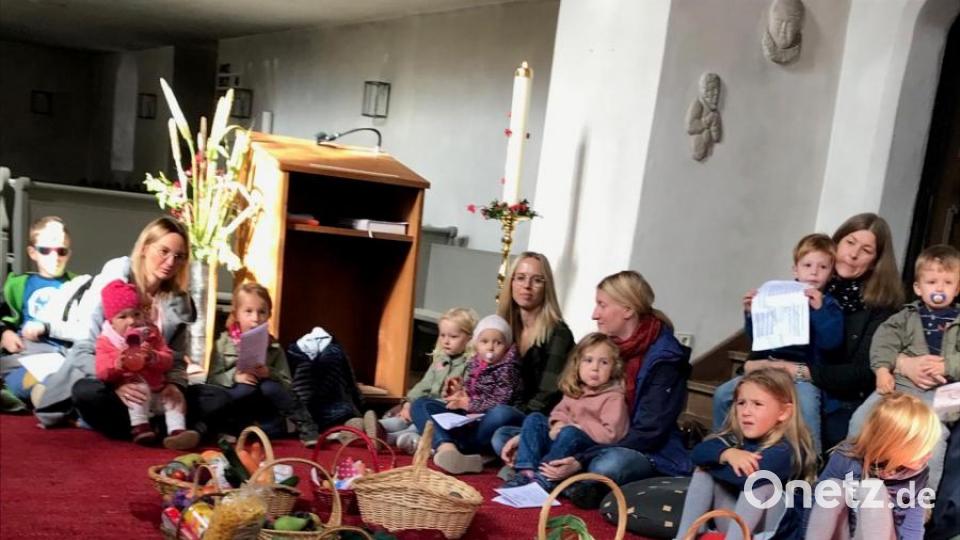Erntedank-Minigottesdienst der Evangelischen Kirchengemeinde in Neukirchen. Insgesamt waren 60 Kinder und Erwachsene bei dem Gottesdienst dabei. Die mitgebrachten Erntegaben gingen an das Ernst-Naegelsbach-Haus. Bild: exb