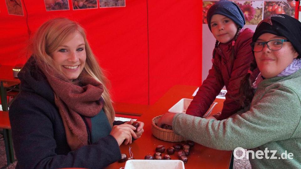 Am Stand der Umweltstation lud dessen Leiterin Melanie Hahn (links) zum Basteln von Schlüsselanhängern aus Kastanien ein. Bild: sön