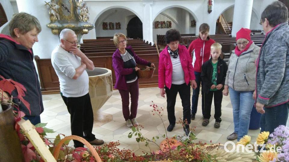 Wieder hat der Hahnbacher Obst- und Gartenbauverein unter Josef Moosburger den viel gelobten Erntealtar in der St. Jakobus-Pfarrkirche erstellt. Bild: mma