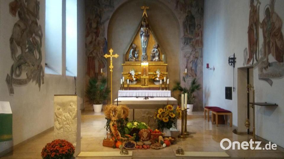 Klein, aber fein gestaltet, ist der Erntedankaltar in der Pfarrkirche St. Barbara in Luitpoldhöhe. Bild: ads