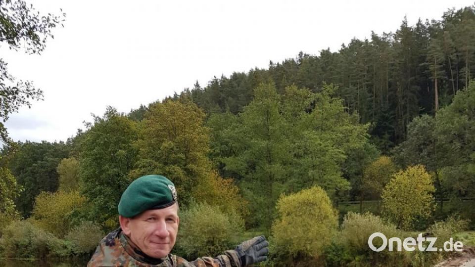 Oberst Björn Schulz vor der Panzerschnellbrücke, die Pionierkräfte aus Bogen über die Naab legten. Der Kommandeur der Panzerbrigade 12 ist mit dem Übungsergebnis der ihm unterstellten Einheiten zufrieden: &quot;Das war eine hervorragende Leistung.&quot; Bild: Tobias Gräf