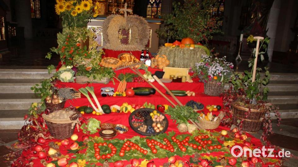 Ein richtiger Hingucker ist der aufwendig geschmückte Erntedankaltar in der Martinskirche, der die Stufen zum Hochaltar füllt. Liebevolle sowie pfiffige Details, wie beispielsweise der Dank für die Ernte aus Tomaten gelegt, erfreuen die Betrachter. Bild: ads