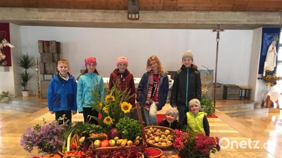 Erntedankaltar in Hohenkemnath, diesmal hergerichtet von den Ministranten hergerichtet. Bild: Stefanie Birkl /exb