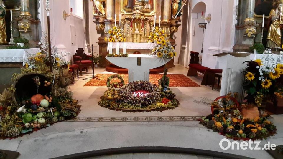 Dieser Erntedankaltar steht in der Pfarrei St. Nikolaus in Pittersberg und wurde von Frau Elisabeth Vogl und Frau Hildegard Schlegl aufgebaut. Frau Vogl hat vieles z.b den Blumenkranz, das Getreide usw Zuhause in vielen Stunden vorgearbeitet. Viele Spenden wie Obst, Gemüse und Sonnenblumen kamen von den Pfarreiangehörigen. Bild: gm