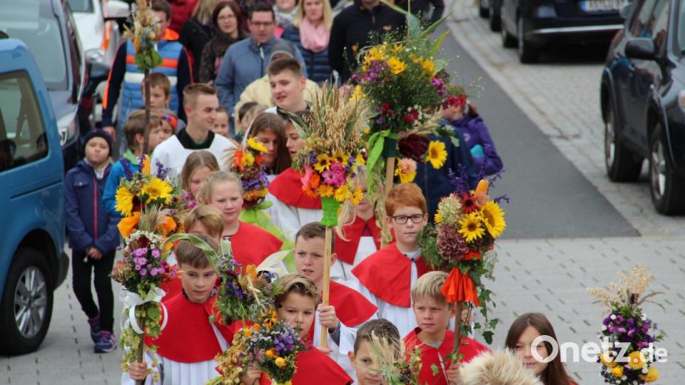 Erntedank ist in der Pfarrei Wutschdorf ein Fest: Die Ministranten tragen die bunten Erntebuschen beim Gottesdienst. Der Musikverein Freudenberg begleitet den Kirchenzug. Bild: gri