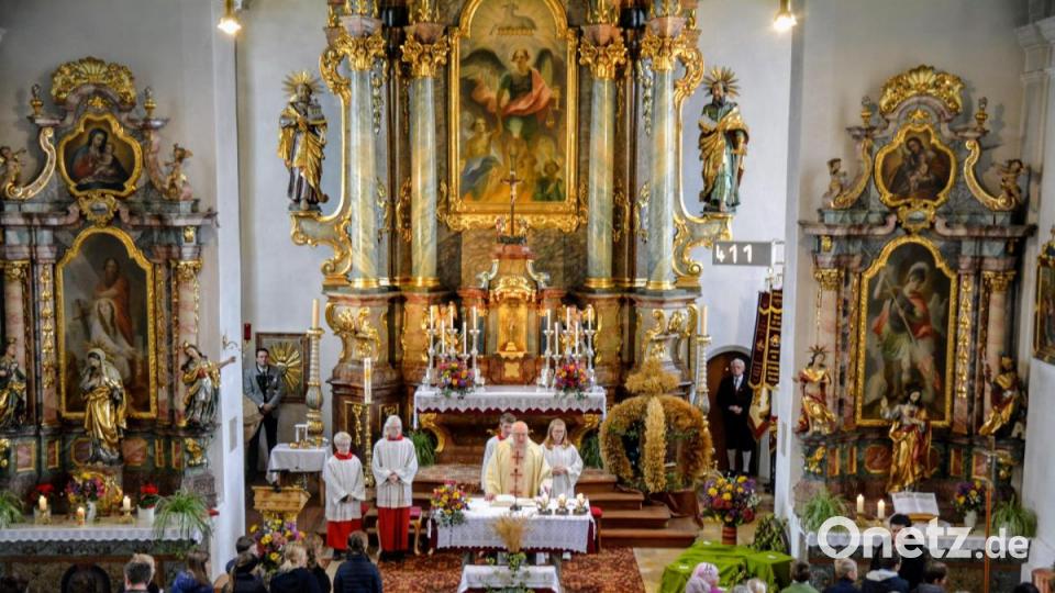 Ruhestandspfarrer Konrad Kummer zelebrierte den Festgottesdienst in der Pfarrkirche St. Michael Bild: fdl