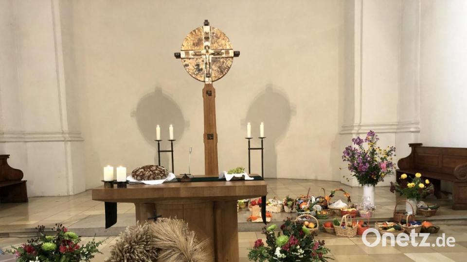 „Brich dem Hungrigen dein Brot…dann wird dein Licht in der Finsternis aufgehen“ (Jes 58). Die unmittelbare Folge des Dankens ist das Teilen, das ist der einfache Hauptgedanke des Predigttextes aus dem Jesajabuch für den Erntedanktag. In der Zuwendung zum Nächsten besteht der Gottesdienst, der Gott auch wirklich dient, und er wird mit der Verheißung der Heilung aller Wunden, die das Nicht-Teilen im menschlichen Umgang miteinander reißt.
Um das zu unterstreichen, brachten Kinder der Kindergärten des Diakonievereins „Am Schelmengraben“ und „Am Kochkeller“ Erntegaben zum Altar in die Paulanerkirche und sangen das Lied „Erntetanz“. Im Lauf des Gottesdienstes malten sie auf papierne Sprechblasen alles, was ihnen zum Thema „Dafür will ich/ kann ich dankbar sein“, die dann auf Stellwänden angeheftet wurden.
In der Predigt klang das Motiv des Teilens als Folge des Dankens ebenfalls an: „Dank an Gott für die Gabe und Gaben des Lebens kann….nur darin ersichtlich sein,….wo die Gaben des Lebens gerecht verteilt werden. Gottesdienst nach Jesaja findet überall dort statt, wo Gott im Mitmenschen gesehen wird und nicht im Mitmenschen der Konkurrent um knappe Güter.“
Die Gaben aus der Paulanerkirche kommen auch in diesem Jahr wieder der Amberger Tafel zugute. Dank an die Kinder, Erzieherinnen und Kindergartenleiterinnen, dass sie auch in diesem Jahr geholfen haben, die Botschaft des Erntedankes lebendig zu halten! Bild: von Kölichen/exb