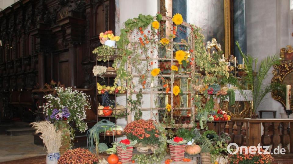 Über professionelle Unterstützung beim Schmücken des Erntedankaltars von eine Gärtnerei aus Amberg kann sich schon seit Jahren die Pfarrei St. Georg freuen. Das Konzept des Erntedankaltars ist heuer neu. Bild: ads