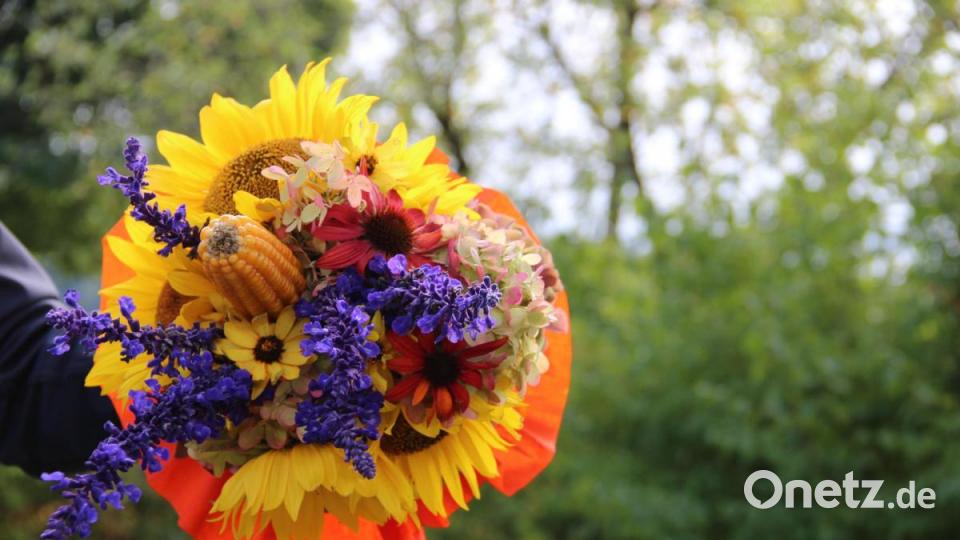 In manchen Gemeinden der Region ist es Brauch, Erntedankbuschen zu binden. Meistens ist das Aufgabe der Ministranten-Mamas. Die Kinder tragen die Buschen dann beim Kirchenzug in im Gottesdienst mit. Bild: gri