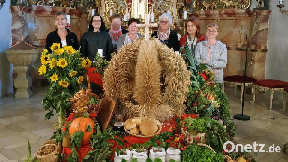Der Erntealtar in der Vilshofener Pfarrkirche St. Michael, dahinter das Führungsteam des Frauenbunds. Bild: sön