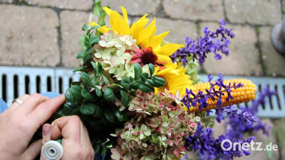 In manchen Gemeinden der Region ist es Brauch, Erntedankbuschen zu binden. Meistens ist das Aufgabe der Ministranten-Mamas. Die Kinder tragen die Buschen dann beim Kirchenzug in im Gottesdienst mit. Bild: gri
