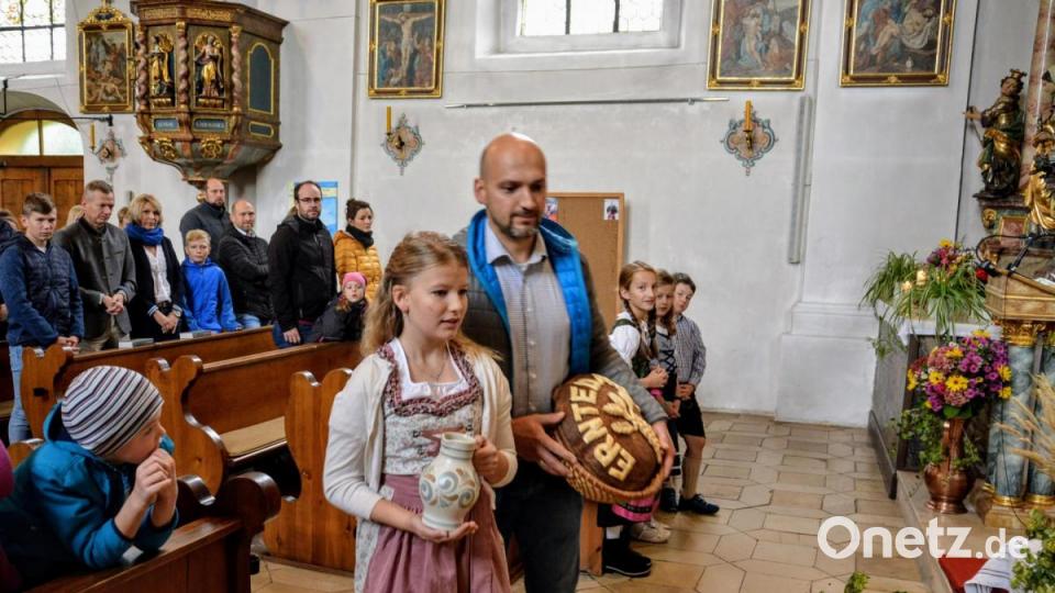 Die Vertreter der verschiedenen Vereine bringen Erntegaben zum Altar Bild: fdl