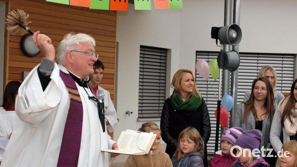 Pfarrer Gottfried Schubach segnete das Kindergarten-Gebäude und alle Anwesenden. Bild: sön