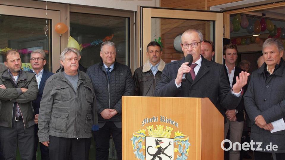 Bürgermeister Erwin Geitner dankte Pfarrer Schubach, der Kirchenverwaltung und auch der Diözese, „durch deren Unterstützung es gelungen ist, ein so wichtiges Projekt in die Umsetzung zu bringen“. Bild: sön