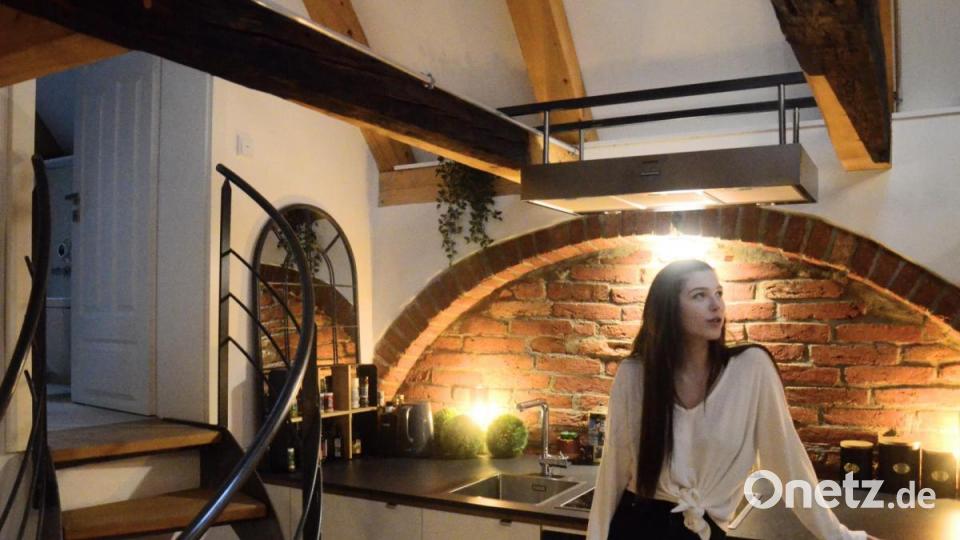 Die jüngste Mieterin präsentiert stolz ihre Wohnung im vorderen Teil des Gebäudes aus dem Jahr 1536. Bild: Kunz