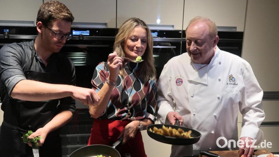 Feinschmecker unter sich: Die beiden Kabarettisten Martin Frank und Monika Gruber mit Sternekoch Alfons Schuhbeck. Bild: Kunz