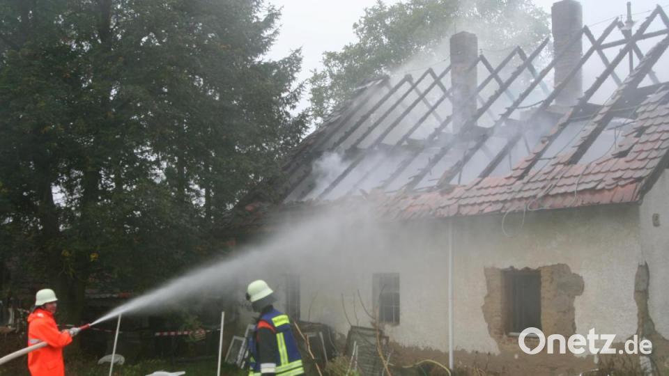 Der Dachstuhl des Hauses in Meißenberg ist völlig ausgebrannt. Das Fazit des Kreisbrandinspektors Richard Fleck: &quot;Nicht mehr bewohnbar&quot;. Bild: anv