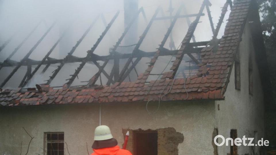 Der Dachstuhl des Hauses in Meißenberg ist völlig ausgebrannt. Das Fazit des Kreisbrandinspektors Richard Fleck: &quot;Nicht mehr bewohnbar&quot;. Bild: anv