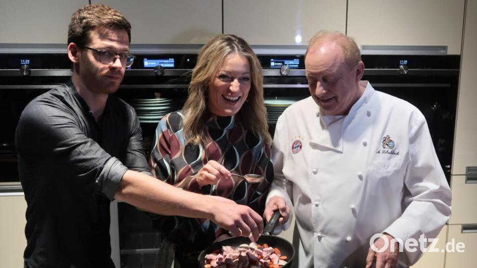 Wenn Martin Frank, Monika Gruber und Alfons Schuhbeck gemeinsam hintern Ofen stehen, geht es ziemlich lustig zu. Bild: Kunz