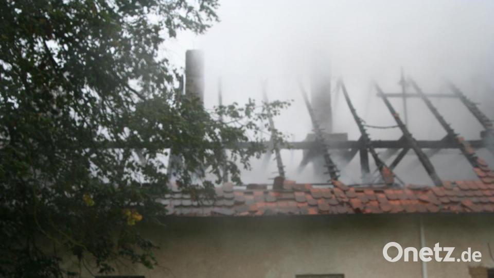 Der Dachstuhl des Hauses in Meißenberg ist völlig ausgebrannt. Das Fazit des Kreisbrandinspektors Richard Fleck: &quot;Nicht mehr bewohnbar&quot;. Bild: anv