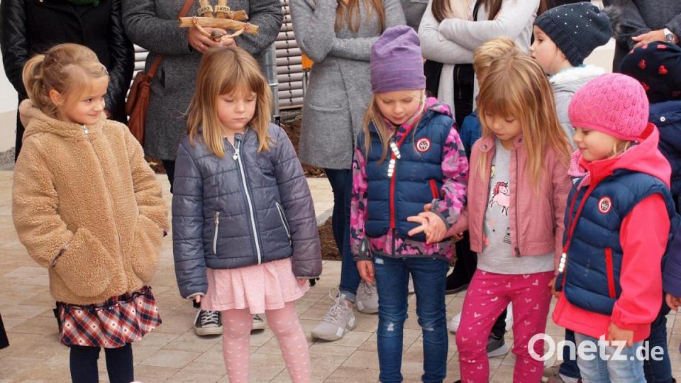 Die Kinder freuten sich über die Fahrzeuge, die Planer Thomas Hollweck für sie mitgebracht hatte. Bild: sön