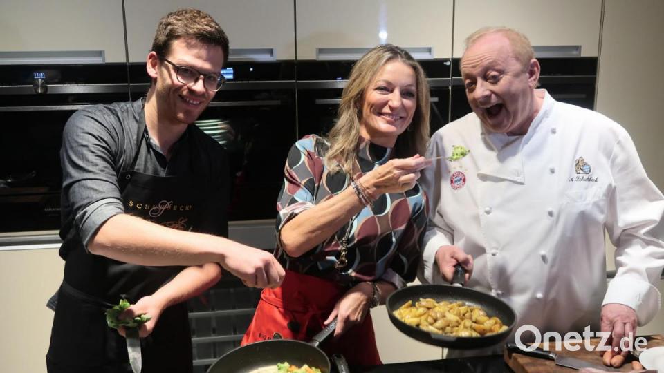 Feinschmecker unter sich: Die beiden Kabarettisten Martin Frank und Monika Gruber mit Sternekoch Alfons Schuhbeck. Bild: Kunz