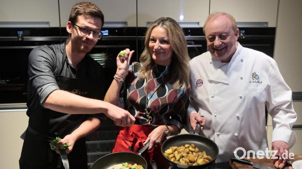 Feinschmecker unter sich: Die beiden Kabarettisten Martin Frank und Monika Gruber mit Sternekoch Alfons Schuhbeck. Bild: Kunz