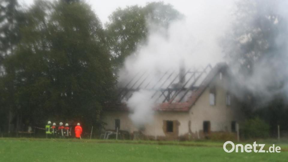 Der Dachstuhl des Hauses in Meißenberg ist völlig ausgebrannt. Das Fazit des Kreisbrandinspektors Richard Fleck: &quot;Nicht mehr bewohnbar&quot;. Bild: anv